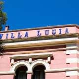 Nel 1930 fu il gioiese Giuseppe Lillo ad acquistarla e a �battezzarla� con il nome della moglie Lucia, le cui lettere svettano tuttora in color blu lapislazzulo sulla facciata rosa